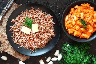 Sağlıklı yiyecek: karabuğday ve soslu beyaz fasulye. Vejetaryen yemeği..