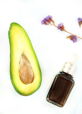 Doğal cilt bakım ürünleri, beyaz arka planda Avokado ve jojoba yağı..