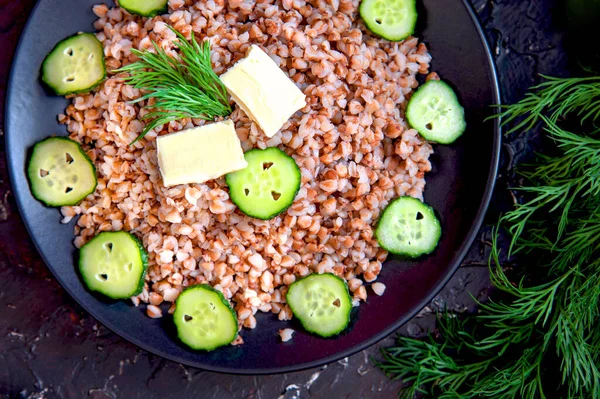 Porridge Grano Saraceno Con Fette Cetriolo Burro Vista Dall Alto — Foto Stock