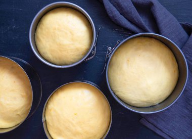 Metal bir tencerede paskalya pastası hamuru. Paskalya pastası pişirmeden önce hazırlık.