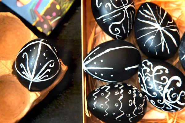 Huevos Pascua Pintados Con Pintura Tiza Huevo Pascua Negro Pintado —  Fotos de Stock
