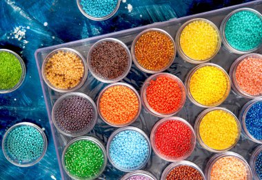 Farklı renkte boncuklar. Üst görünüm.