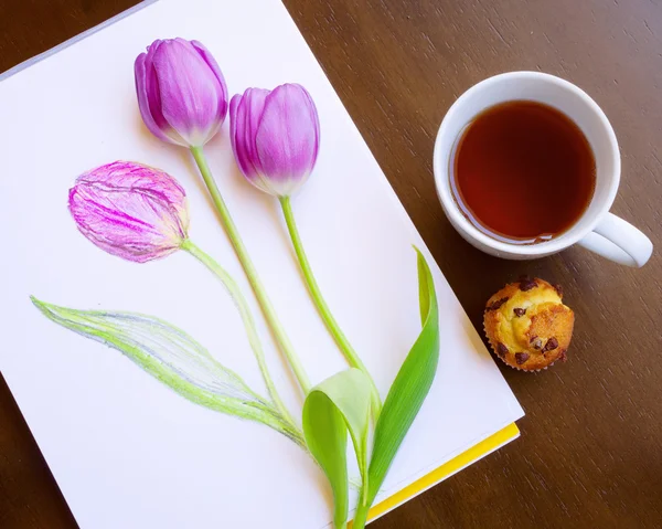 Összetételének vázlat lila tulipán és a tea két élő tulipán és a mini torta fából készült háttér — Stock Fotó