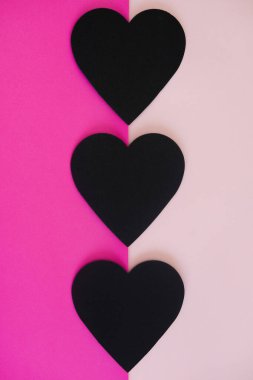 Pembe arka planda kara kalp.