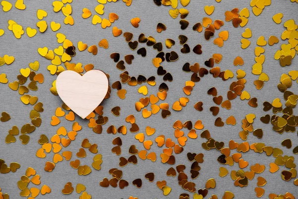 Aşk, sevgililer gününde gri arka planda sarı bir kalptir. — Stok fotoğraf