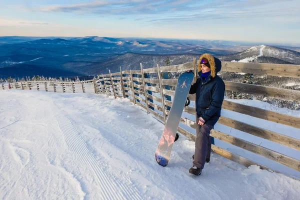 Framgångsrik Ung Man Snowboard Bergen Sheregesh Snowboardåkare Vilar Bergstoppen Vit — Stockfoto