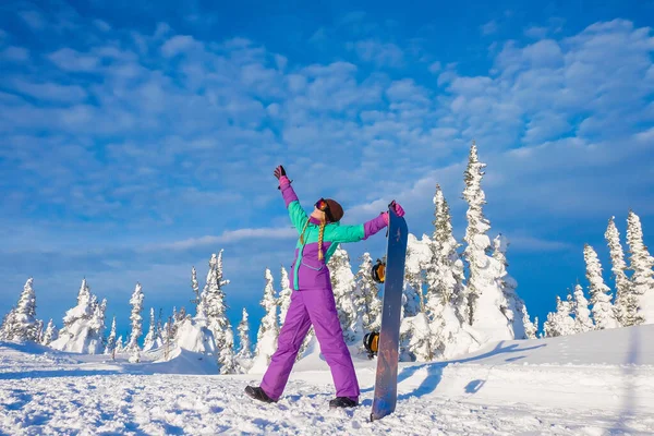 Jovencita Exitosa Haciendo Snowboard Las Montañas Sheregesh Snowboarder Descansando Elegante —  Fotos de Stock