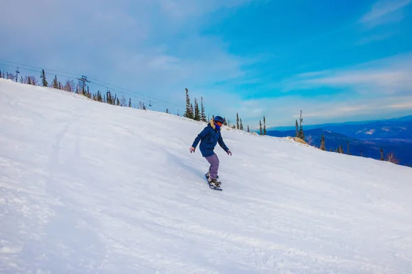 Estância Esqui Freeride Jovem Num Snowboard Nas Montanhas Sheregesh Snowboarder — Fotografia de Stock