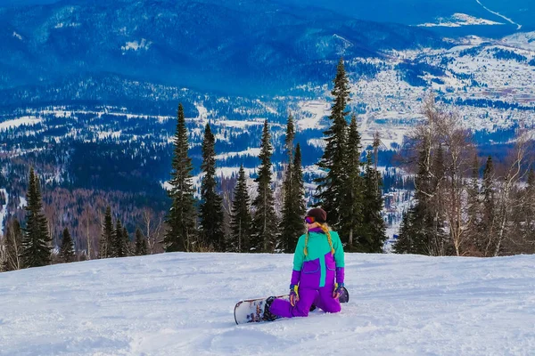 Jovencita Exitosa Haciendo Snowboard Las Montañas Sheregesh Snowboarder Descansando Elegante —  Fotos de Stock