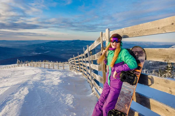 Jovencita Exitosa Haciendo Snowboard Las Montañas Sheregesh Snowboarder Descansando Elegante —  Fotos de Stock