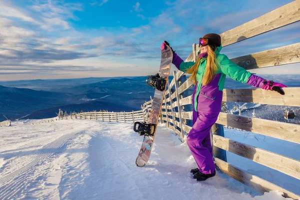 Jovem Sucesso Snowboard Nas Montanhas Sheregesh Snowboarder Descansando Elegante Snowboarder — Fotografia de Stock