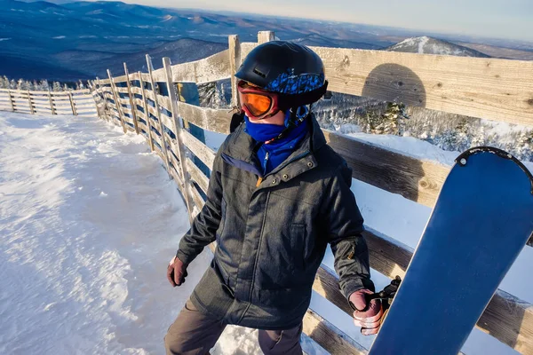 Joven Exitoso Haciendo Snowboard Las Montañas Sheregesh Snowboarder Descansando Cima —  Fotos de Stock