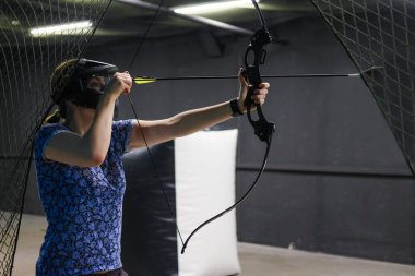 Yaylı tüfekli kadın yay. Archer nişan alıyor, keskin nişancı. Tatar Yayı Kulübü.