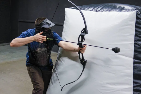 Man Crossbow Arrows Bow Archer Takes Aim Sharpshooter Crossbow Club — Stock Photo, Image