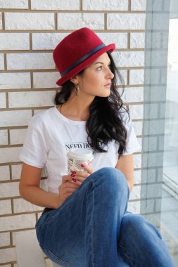 Ofiste bilgisayar ve dijital tablet üzerinde çalışan başarılı ve güzel bir iş kadını..