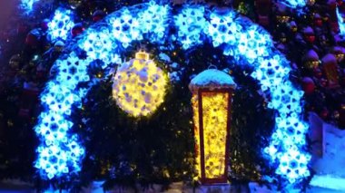 Yılbaşı çelenkleri ve Noel süsleri, kırmızı bir yıldız, sokakta balonlar.