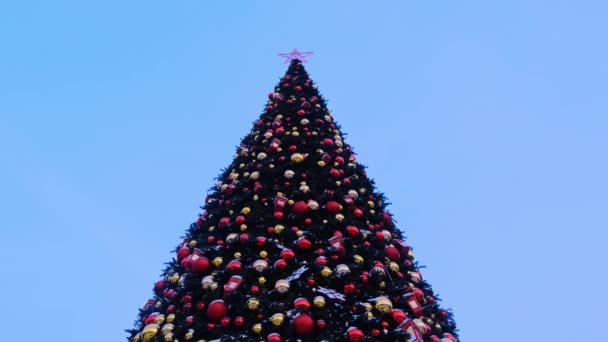 Noworoczne girlandy i świąteczne dekoracje na Drzewie, czerwona gwiazda, balony na ulicy — Wideo stockowe