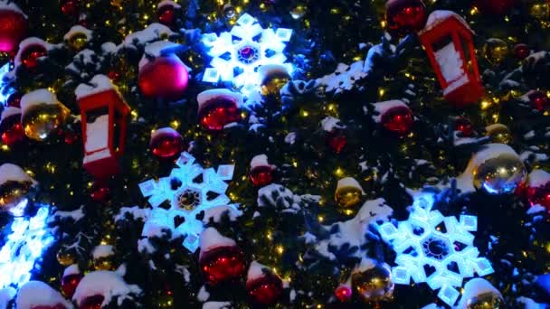 Neujahrsgirlanden und Weihnachtsschmuck am Baum, ein roter Stern, Luftballons auf der Straße — Stockvideo