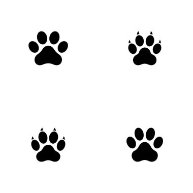 Bu resim, temiz beyaz arka planda dört farklı siyah pençe izi gösteriyor. İki iz, ayılar ya da kurtlar gibi hayvanları işaret ederken, diğerleri köpek patilerine benzer..