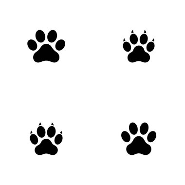 Bu resim, temiz beyaz arka planda dört farklı siyah pençe izi gösteriyor. İki iz, ayılar ya da kurtlar gibi hayvanları işaret ederken, diğerleri köpek patilerine benzer..