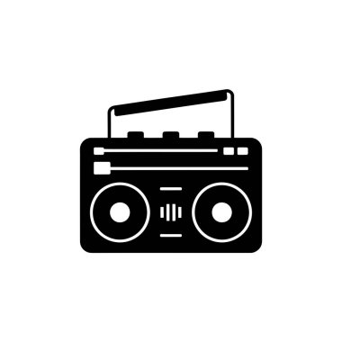 İzole edilmiş, monokrom, vektör-grafik siluet klasik bir müzik kutusu sergiliyor. Özellikler yuvarlak hoparlörler, çalma tuşları, ve uygun bir taşıma kolu, retro estetik çekicilik sunuyor.