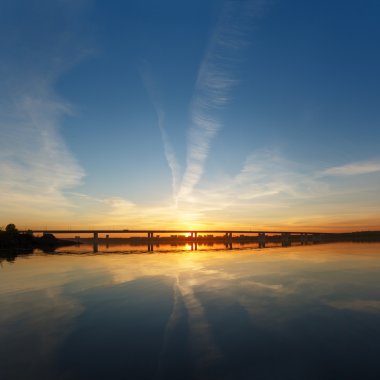 Kentsel günbatımı, köprü ve su yansıtma