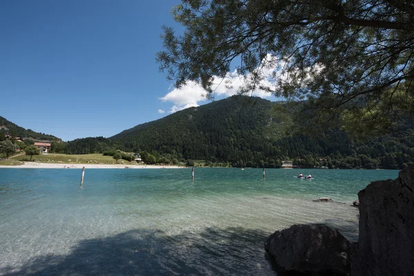 Seeblick aus den Bergen — Stockfoto