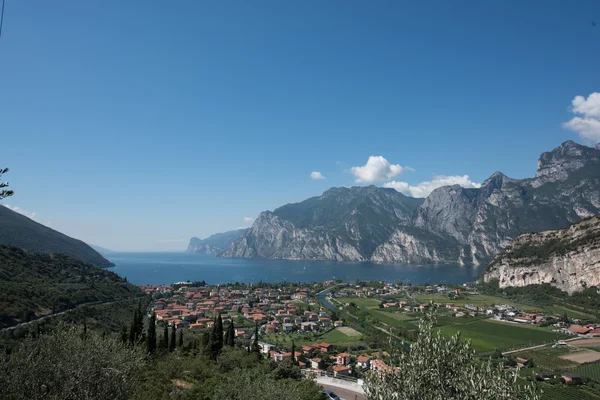 Vue sur le lac depuis les montagnes — Photo