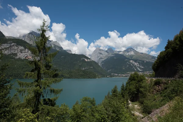 Vue sur le lac depuis les montagnes — Photo