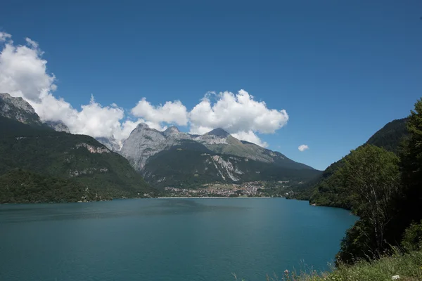 Vista lago da monti — Foto Stock