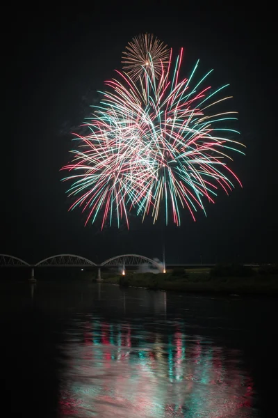 Feux d'artifice sur une rivière — Photo