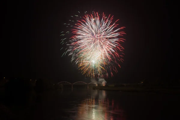 Feux d'artifice sur une rivière — Photo