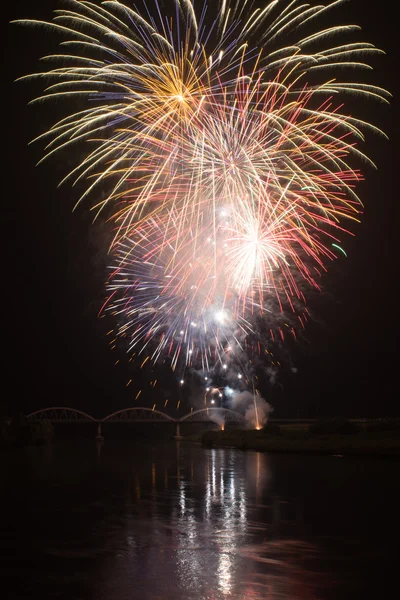 Feux d'artifice sur une rivière — Photo