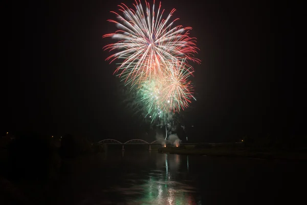 Feux d'artifice sur une rivière — Photo