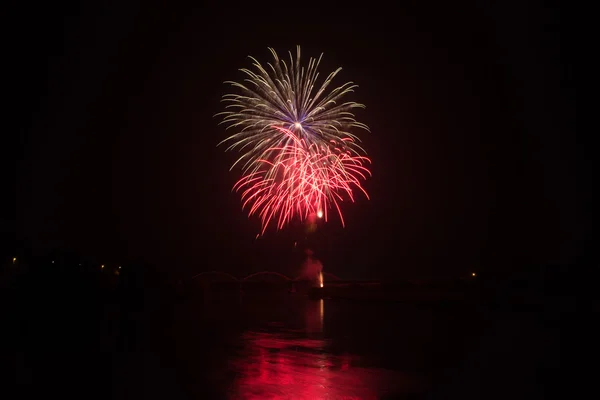 川沿いに花火 — ストック写真