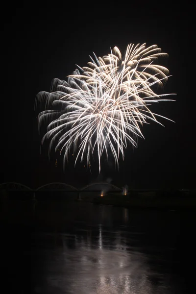 Feux d'artifice sur une rivière — Photo