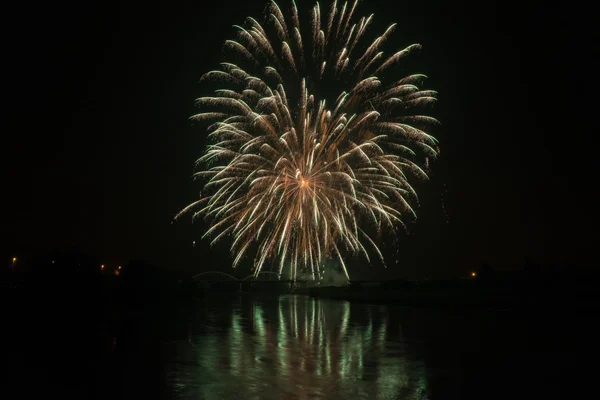Feuerwerk auf einem Fluss — Stockfoto