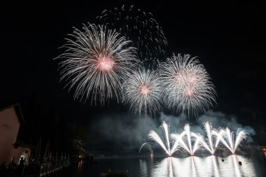 Garda Gölü üzerinde havai fişek