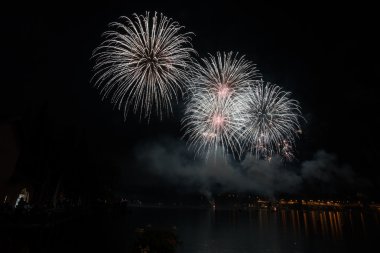 Garda Gölü üzerinde havai fişek