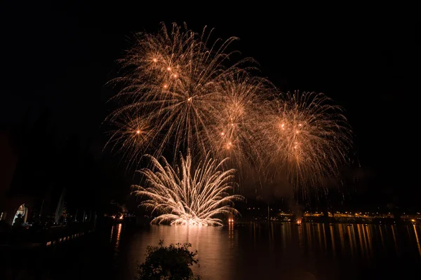 Fuegos artificiales en el lago Garda — Foto de Stock