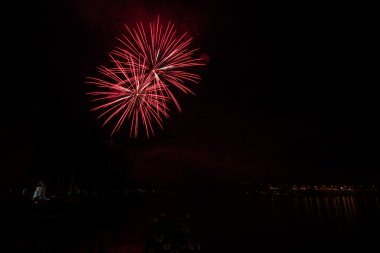 Garda Gölü üzerinde havai fişek