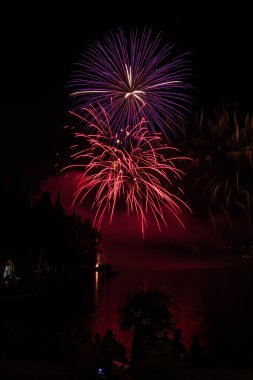 Garda Gölü üzerinde havai fişek