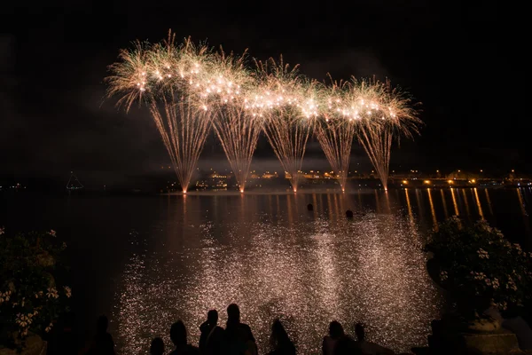 Feux d'artifice sur le lac garda — Photo