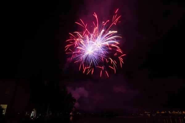 Feux d'artifice sur le lac garda — Photo