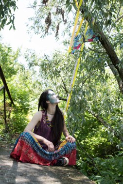 bir köprü bir uçurtma ile kız çalış