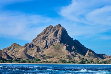 Komodo 'daki Pembe Plaj' da eşsiz bir kırmızı kum ve turkuaz deniz sunar. Komodo takımadalarının en çarpıcı manzaralarından birini yaratır..