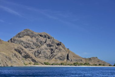 Komodo 'daki Pembe Plaj' da eşsiz bir kırmızı kum ve turkuaz deniz sunar. Komodo takımadalarının en çarpıcı manzaralarından birini yaratır..