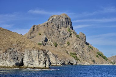 Komodo 'daki Pembe Plaj' da eşsiz bir kırmızı kum ve turkuaz deniz sunar. Komodo takımadalarının en çarpıcı manzaralarından birini yaratır..