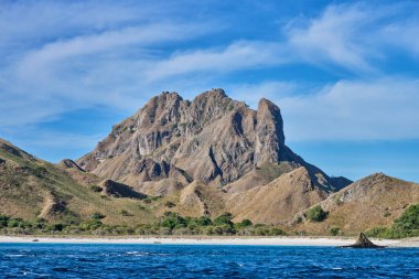 Komodo 'daki Pembe Plaj' da eşsiz bir kırmızı kum ve turkuaz deniz sunar. Komodo takımadalarının en çarpıcı manzaralarından birini yaratır..