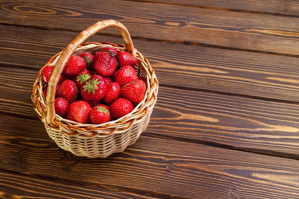 Fresas en una canasta —  Fotos de Stock